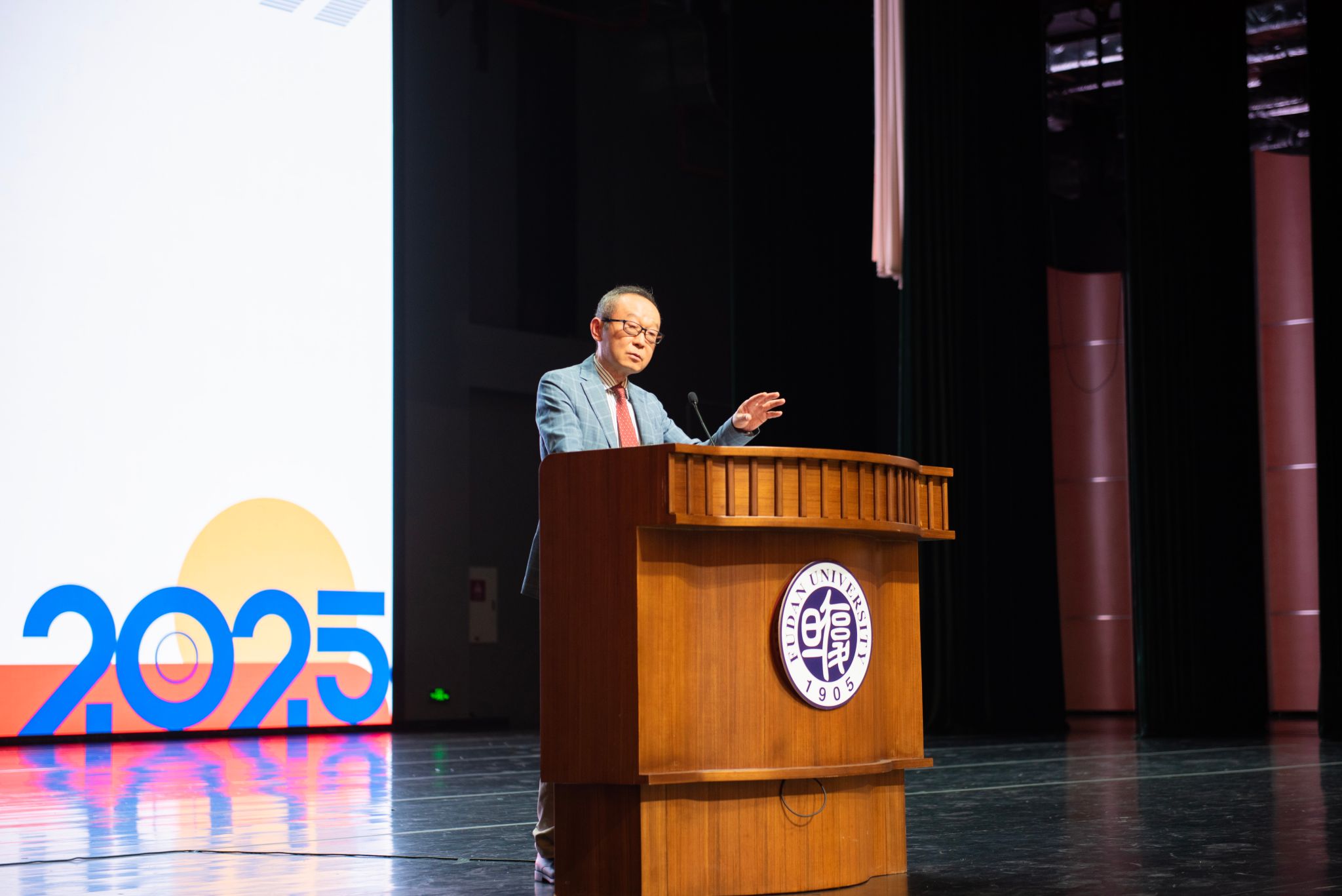 理想为帜 卓而有识——张军院长在经济学院2025级新生开学典礼上的寄语